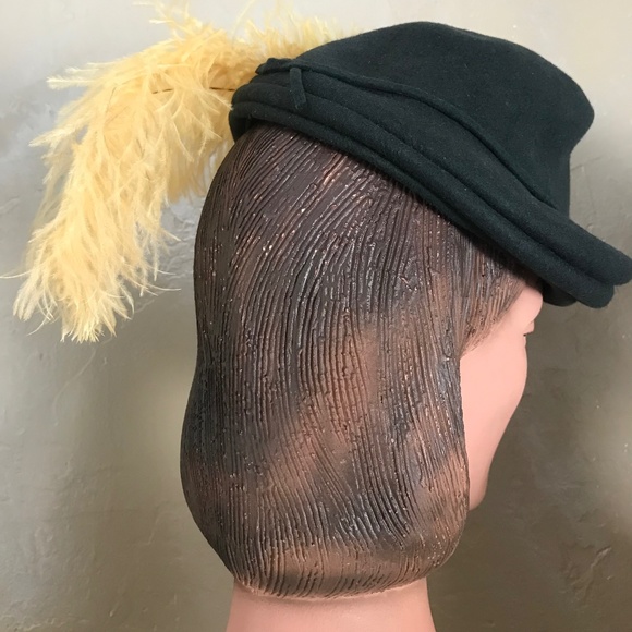 CHIC 1940s GREEN FELT TILT HAT WITH BLACK AND YELLOW OSTRICH FEATHERS main image 4
